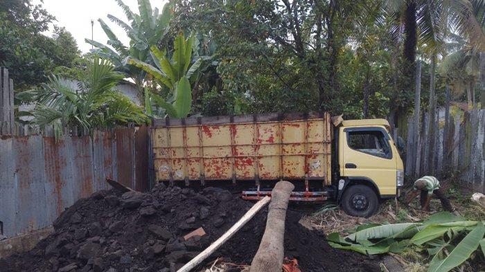 Kehabisan Bahan Bakar di Jalan Mendaki, Mobil Truk Bermuatan Batubara Terbalik