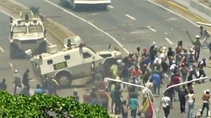 (FOTO) Mobil Lapis Baja Tabrak Pendemo di Jalanan Venezuela, Ban Dapan sampai Naik