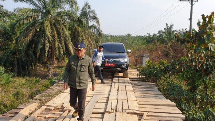 Warga Bahar Utara Keluhkan Jembatan Sungai Dayo yang Berlubang dan Mulai Lapuk