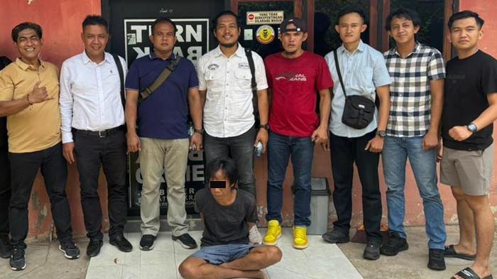 DITANGKAP - Pencuri yang kerap beraksi tanpa mengenakan busana (duduk, terikat) ditangkap Polsek Jaluko beberapa waktu lalu.