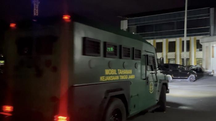 PENAHANAN - Mobil tahanan milik Kejaksaan Tinggi (Kejati) Jambi untuk mengangkut dua tersangka kasus korupsi pengadaan tanah untuk pembangunan akses jalan menuju Pelabuhan Ujung Jabung di Kabupaten Tanjung Jabung Timur. Seusai penetapan tersangka, mreka langsung ditahan pada Rabu (8/4/2026).