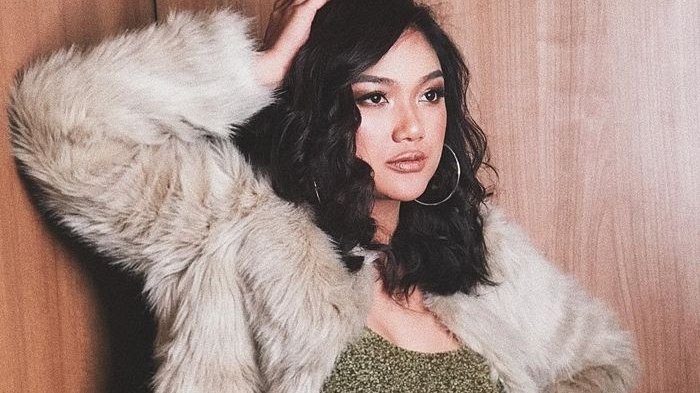 Muncul di Red Carpet Untuk Pertama Kalinya, Marion Jola Tampil Seksi Kenakan Busana Slit Dress