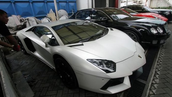 Dulu Kerja Jadi Semir Sepatu dan Angkat Selang, Kini Jadi Kolektor Mobil Mewah & Anggota DPR!