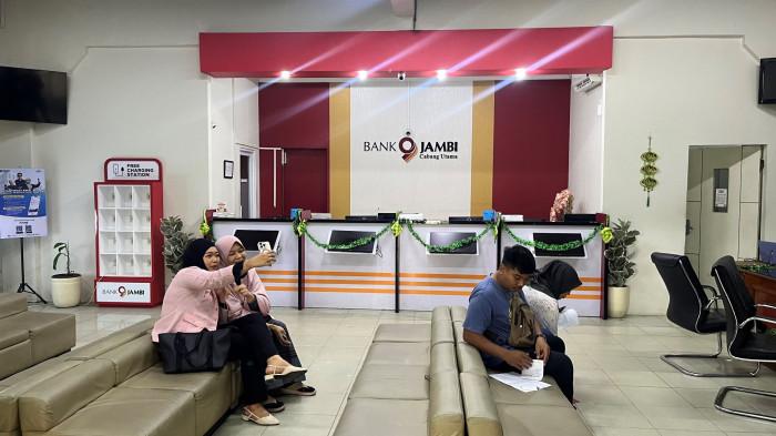 BANK JAMBI - Nasabah Bank Jambi di KCU Telanaipura, Kota jambi, sedang menunggu penggantian PIN ATM, Senin (23/3/2026).