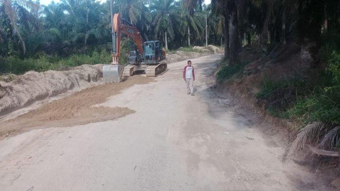 Warga Senang Ada Perbaikan Jalan di Desa Baru dan Desa Sungai Landai