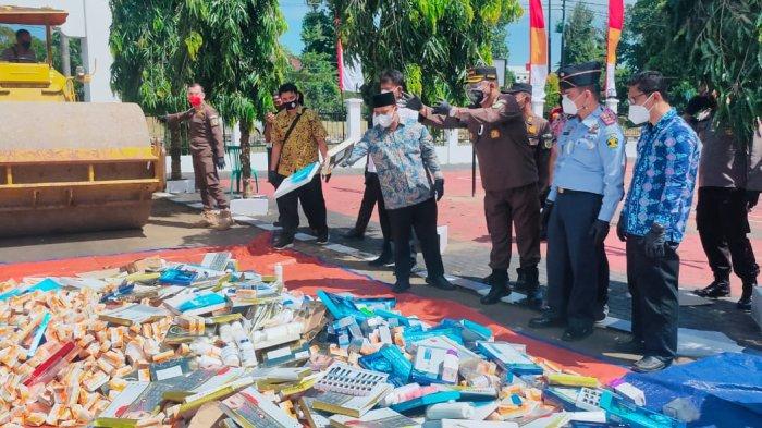Kejari Tanjung Jabung Timur Musnahkan Ratusan Barang Bukti Pakai Alat Berat