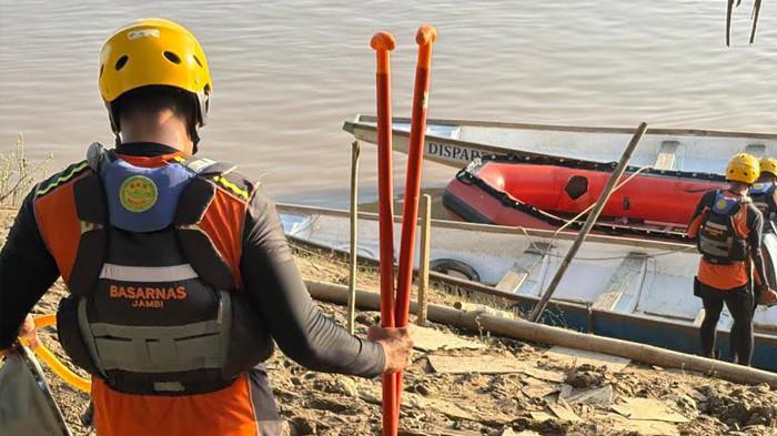 PENCARIAN - Tim SAR melakukan pencarian terhadap pria yang dilaporkan hilang di Sungai Batanghari, Sabtu (6/6/2026). Informasi yang dihimpun, pada Jumat dini hari, pria bernama Indra itu sempat menghubungi kekasihnya yang berada di Singapura.