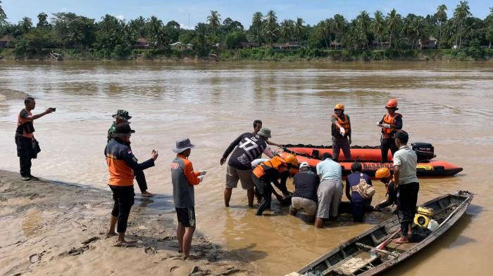 EVAKUASI - Tim SAR melakukan evakuasi terhadap pria 30 tahun yang ditemukan meninggal di Sungai Batanghari, Tebo, pada Minggu (24/5/2026) siang.