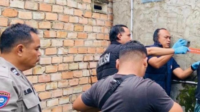 Warga Desa Tangkit, Kecamatan Sungai Gelam, Kabupaten Muaro Jambi, dihebohkan dengan penemuan seorang pria yang meninggal dengan cara gantung diri, Kamis (12/11/2025).