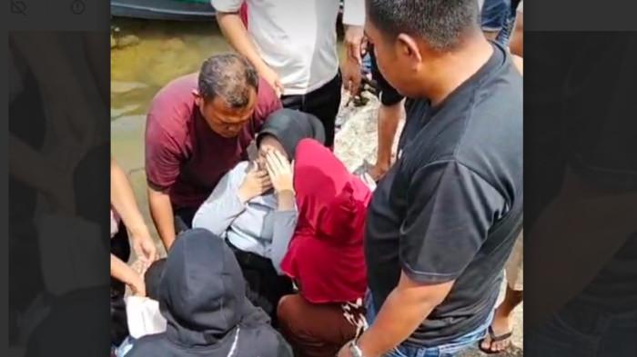 KARAM - Boat wisata Danau Kerinci karam, diduga akibat menghantam batu. Video kejadian pada Minggu (29/3/2026) itu viral di media sosial.