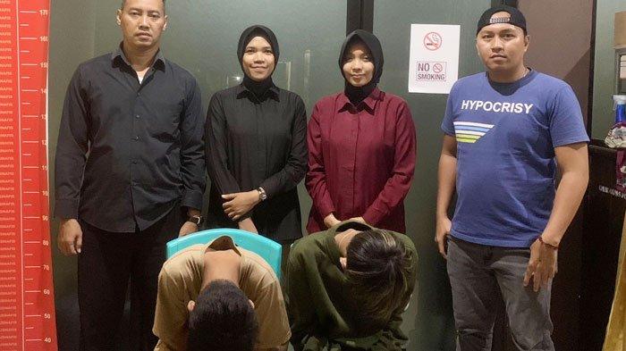 Petugas Polres Merangin membekuk dua orang pemuda yang menjadi muncikari. Menggunakan aplikasi WA dan MiChat, pelaku menawarkan gadis di bawah umur kepada lelaki hidung belang