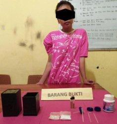 Disaksikan Warga, Perempuan Ini Akhirnya Digelandang ke Kantor Polisi