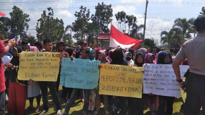 Ratusan Warga Bukit Kemang, Bungo, Unjuk Rasa Tuntut Rio Diberhentikan, Ini Tanggapan DPRD Bungo