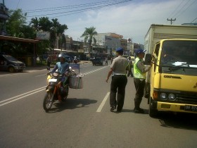 Polisi Razia di Jalan M Yamin, Simpang Kawat