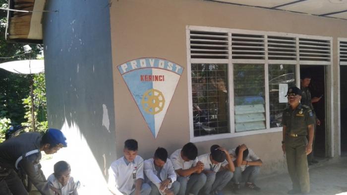 Satpol PP Kerinci Mengamankan Pelajar yang Keluyuran dan Ngisap Lem