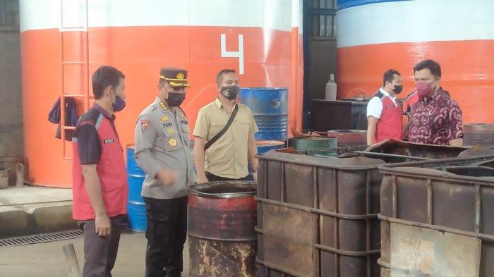 Gudang Transportir Minyak di Kota Jambi Digeledah Tim Polda Jambi, Diduga Jadi Tempat Oplos BBM