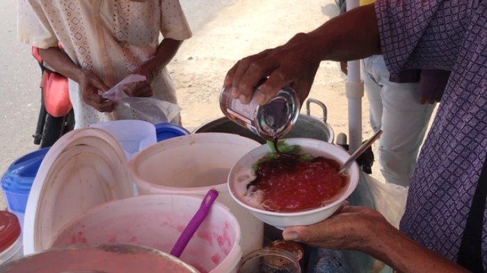 Rosin Hidupi Keluarga di Garut dengan Berjualan Bubur Sumsum di Jambi