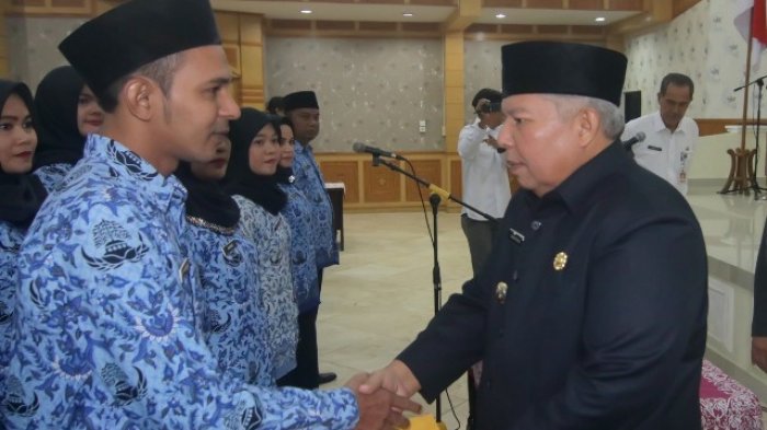 Serahkan 115 SK Pengangkatan PNS, Safrial Bilang Sumpah Janji jangan Hanya Janji