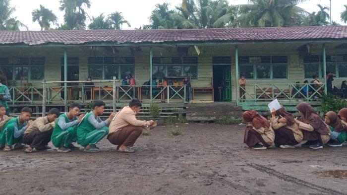 Kisah Guru Daerah Terpencil di Jambi, Jemput Murid ke Rumah untuk Belajar ke Sekolah