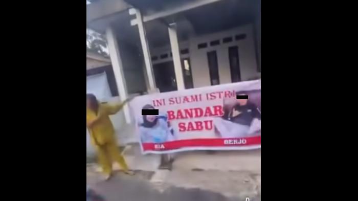 PENGGERUDUKAN VIRAL - Tangkapan layar video penggerudukan rumah diduga bandar sabu di Tanjung Jabung Barat yang viral di media sosial. Wajah pasangan suami istri yang disebut bernama Ria dan Benjo terpampang.
