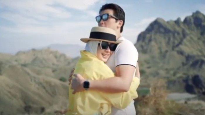 Aksi Syahrini Tunjukan Koleksi Baru Mukenanya: Uh Tuh Halus Bahannya