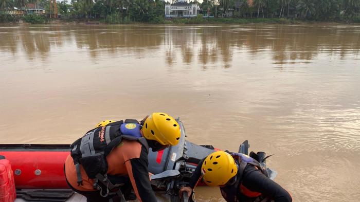 JENAZAH DITEMUKAN - Setelah enam hari pencarian, seorang korban runtuhnya jembatan penyeberangan dermaga Sungai Limau, Kabupaten Tanjung Jabung Barat, akhirnya ditemukan dalam kondisi meninggal dunia pada Selasa (26/5/2026) dini hari.