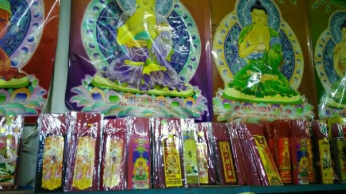 Toko Ini Hanya Ramai Pas Imlek. Sehabis Itu Hanya Nunggu Kalau Ada Orang Meninggal