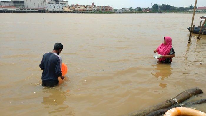 Bantu Tim Basarnas, Warga Arab Melayu Tabur Kembang Ritual Pencarian Korban Tenggelam