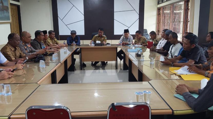 Wabup Tebo Jambi Mediasi dengan Para Pendemo yang Minta Kades Jambu Diberhentikan