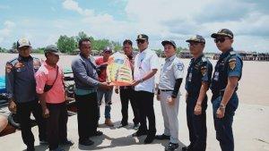 2024328-Operator-kapal-di-Tanjung-Jabung-Timur-dapat-bantuan-rompi-pelampung.jpg