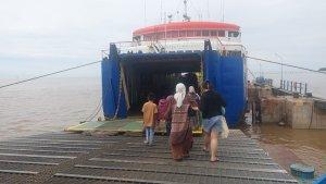 202459-Penumpang-masuk-kapal-di-Pelabuhan-RoRo-Jambi.jpg