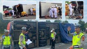 20250410-polisi-evakuasi-Kecelakaan-Bus-Miyor-di-Tol-Kayuagung-Palembang.jpg
