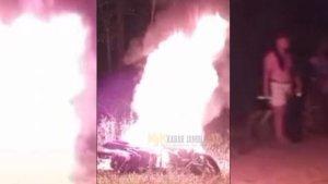 20250424-Warga-bakar-sepeda-motor-pencuri-sawit-di-Batanghari-Jambi.jpg