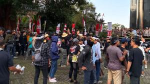20250919-Demo-warga-Pati-di-DPRD-lengserkan-Bupati-Sudewo.jpg