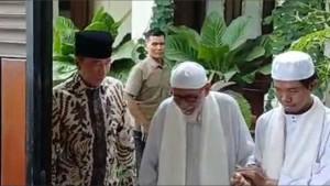 20251001-Momen-Jokowi-menyambut-Abu-Bakar-Baasyir.jpg