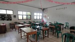 20251013-Ruang-kelas-kosong-usai-siswa-kompak-mogok-sekolah.jpg