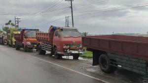 20251015-Ratusan-truk-mengantre-solar-di-Polewali-Mandar-Sulawesi-Barat.jpg