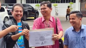20251026-Roy-Suryo-Cs-tunjukkan-salinan-ijazah-Jokowi-dari-KPU.jpg