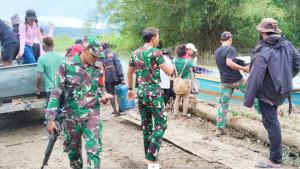 20251026-guru-dan-nakes-di-Kaimana-Papua-Barat-mengungsi.jpg