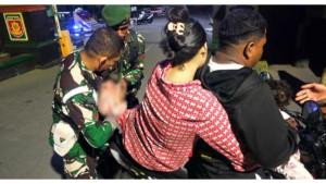 Aksi-heroik-prajurit-TNI-Angkatan-Darat-dari-Yonif-501BY-Madiun.jpg