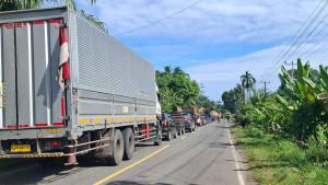 Arus-lalu-lintas-di-jalan-lintas-Timur-Sumatera-tepatnya-di-Desa-Barembang-Kecamatan.jpg