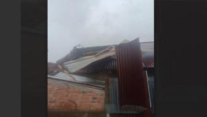 Atap-Rumah-Berterbangan-Diterjang-Angin-Kencang-di-Sungai-Penuh-Jambi.jpg