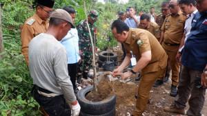Bambang-Bayu-Suseno-BBS-resmi-menutup-TPS-ilegal-di-Jalan-Lintas-Pematang-Gajah.jpg