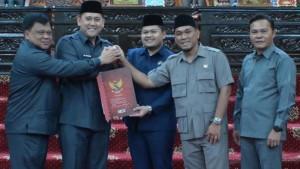 Bupati-H-M-Syukur-dan-DPRD-Merangin-Tandatangani-Kesepakatan-KUA-dan-PPAS-Merangin-2026.jpg