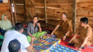 Bupati-Hurmin-saat-melakukan-kunjungan-ke-rumah-warga-sakit.jpg