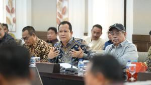 Bupati-Muaro-Jambi-Bambang-Bayu-Suseno-menghadiri-Rapat-Pengelolaan-Sumur-Minyak.jpg