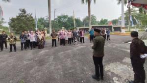 Bupati-Sarolangun-Hurmin-saat-sidak-ASN-di-Sekretarian-DPRD-Sarolangun.jpg