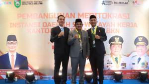 Bupati-Tanjab-Barat-Anwar-Sadat-Tandatangani-Komitmen.jpg
