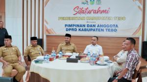 Bupati-Tebo-Agus-Rubiyanto-dalam-pertemuan-bersama-pimpinan.jpg