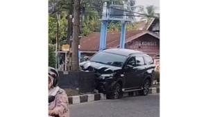 Daihatsu-Terios-berwarna-hitam-mengalami-kecelakaan-tunggal.jpg